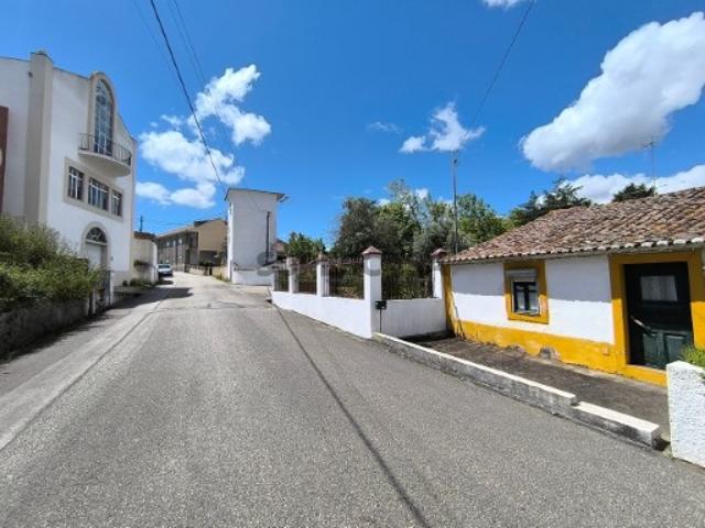 Moradia T3 com terreno com potencial de renovação na zona da Meia Via