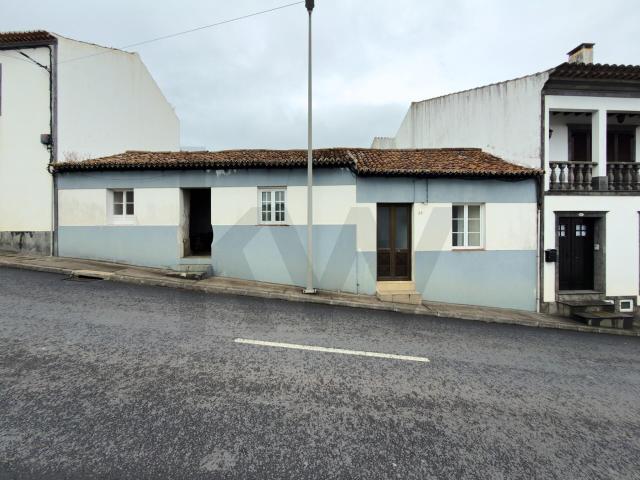 Moradia T3 com Terreno de 369 m² e Excelente Potencial de Investimento nas Capelas