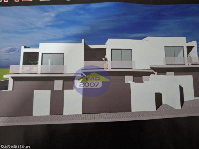 Moradia T3 Com Terreno E Piscina Em Santa Maria