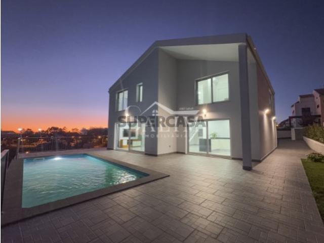 Moradia T3 com Vista Deslumbrante nos Prazeres, Calheta