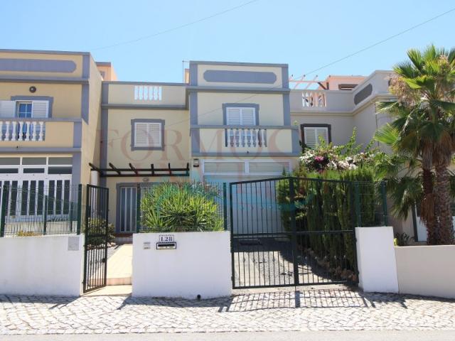 Moradia T3 com Vista Mar, Garagem e Terraços ao lado da Fuzeta!