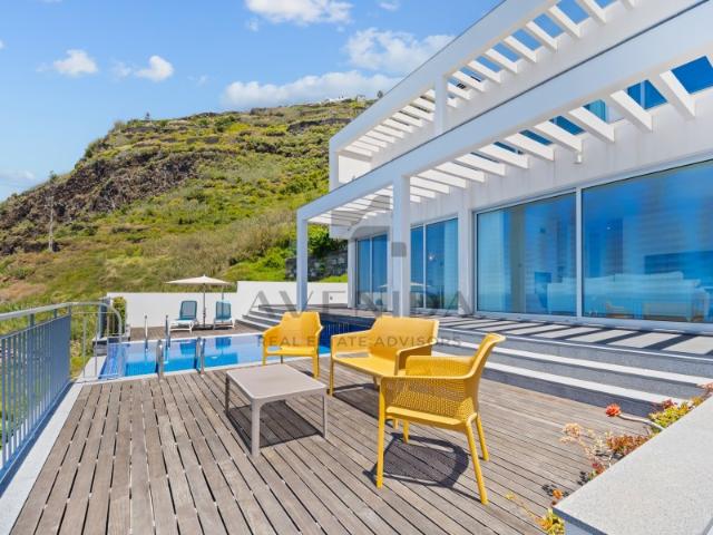 Moradia T3 com vista mar definitiva, no Arco da Calheta