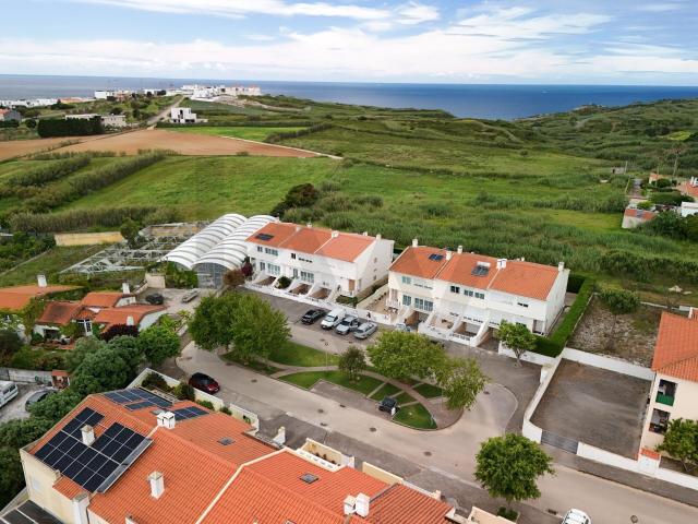 Moradia T3 com vista mar, jardim, garagem e excelentes áreas na Lourinhã