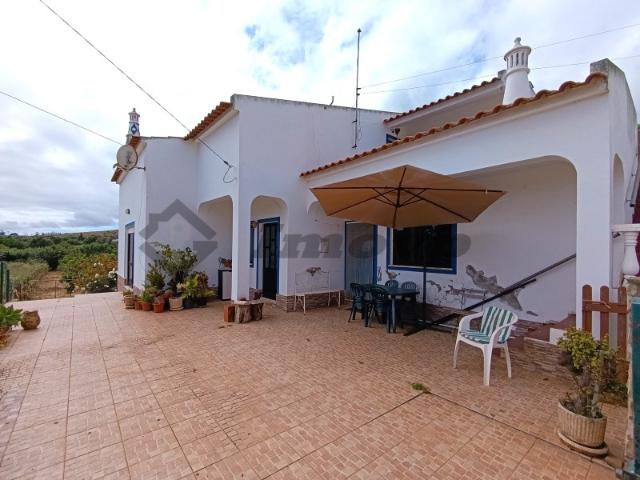 Moradia T3 com amplo terreno a 1,5 km da praia, Vila do Bispo