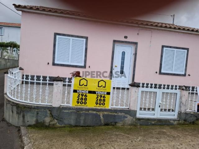 Moradia T3 com Amplo Quintal e Garagem. Lomba da Fazenda