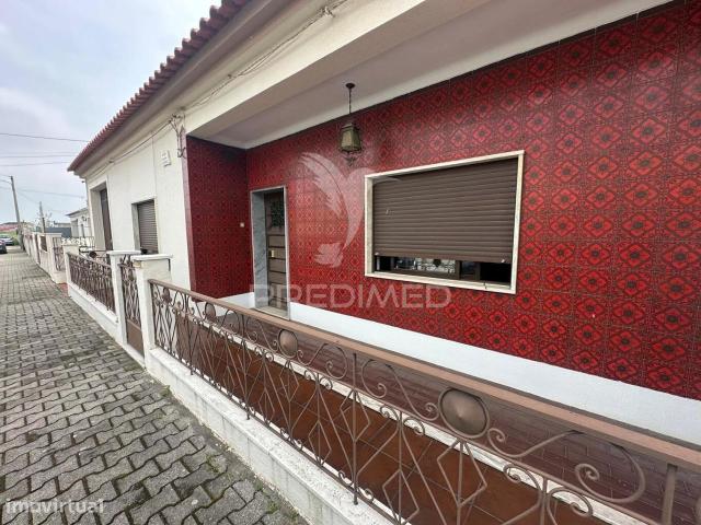 Moradia T3 com anexo T1 com 3 garagens Barreiro