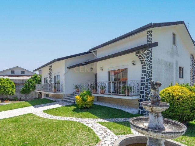 Moradia T3 com anexos e garagem para 3 carros – Canedo, Pampilhosa