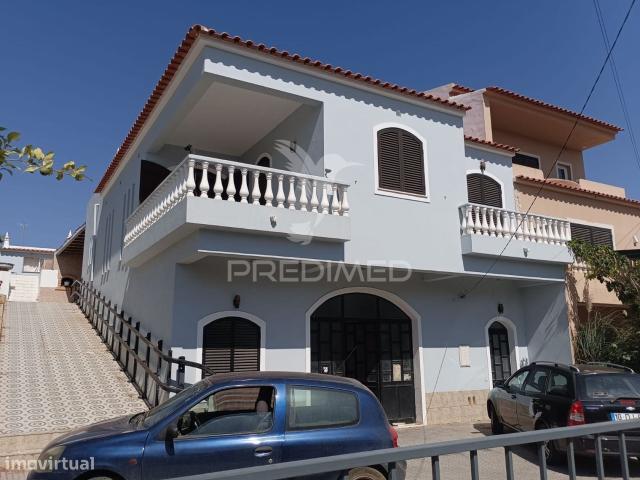 Moradia T3, com armazm e anexo T2