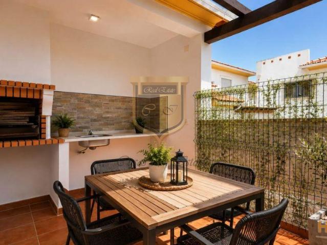 Moradia T3 com cave/ garagem, churrasqueira e pátio, Ericeira. | 26084097427