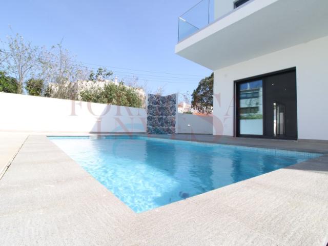 Moradia T3 com cave, piscina e vista mar