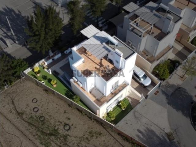 Moradia T3 com cave, vista mar e jardim