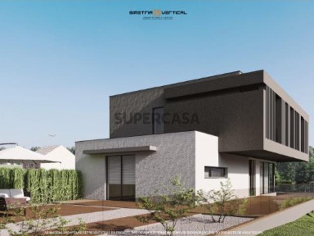 Moradia T3, com cerca de 430m2 de espaço exterior, em Custoias, Matosinhos