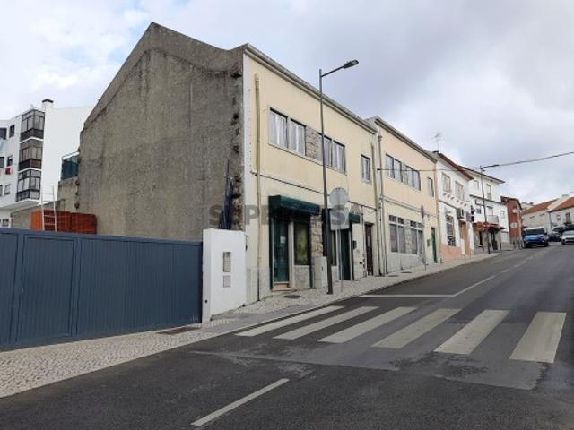 Moradia T3 com Comércio no Centro da Malveira