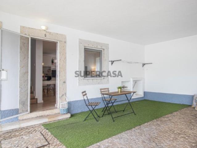 Moradia T3 com espaço exterior em Queluz