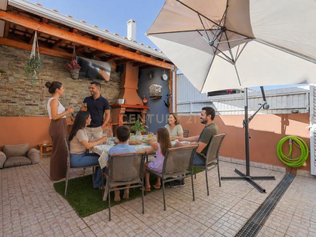 Moradia T3 com garagem, churrasqueira e espaço exterior na Quinta do Conde