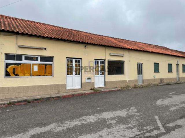 Moradia T3 com Garagem e Armazém, Marinha Grande