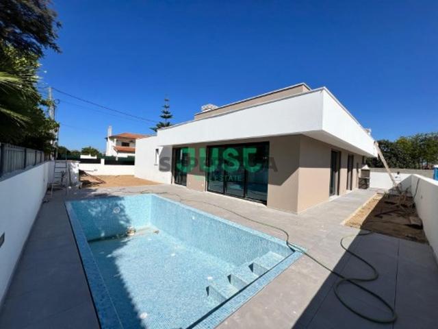 Moradia T3 com garagem e piscina em Azeitão