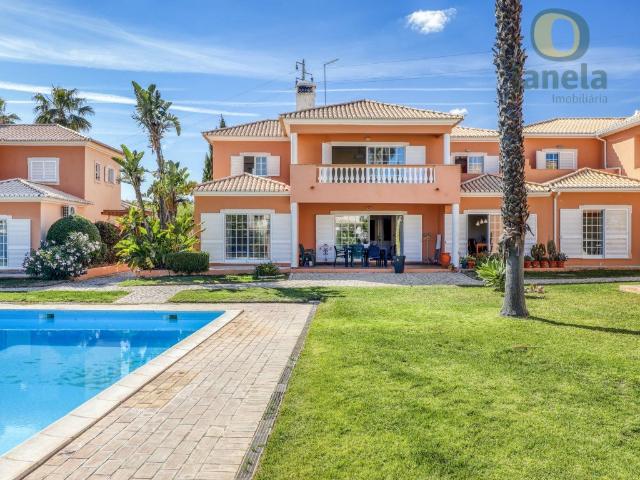 Moradia T3 com Garagem e Piscina no Vila Sol 175m² Quarteira