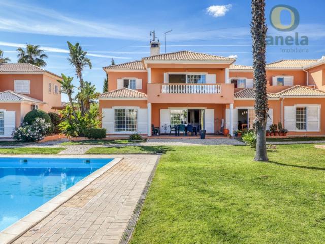 Moradia T3 com Garagem e Piscina no Vila Sol