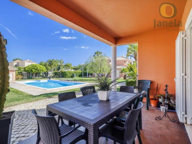 Moradia T3 com Garagem e Piscina no Vila Sol