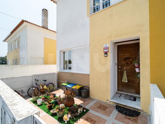 Moradia T3 com Garagem e Quintal em Zona Residencial Tranquila