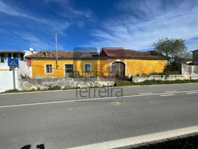 Moradia T3 com Garagem e Quintal para Recuperar Lugar da Louriceira, Almoster
