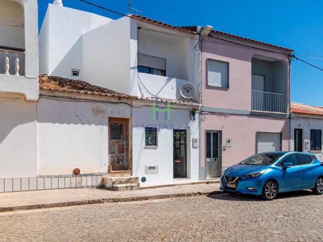 Moradia T3 com garagem e Vistas Desafogadas sobre o Campo, em Bensafrim