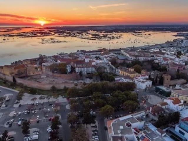 Moradia T3 com garagem localizada em Faro
