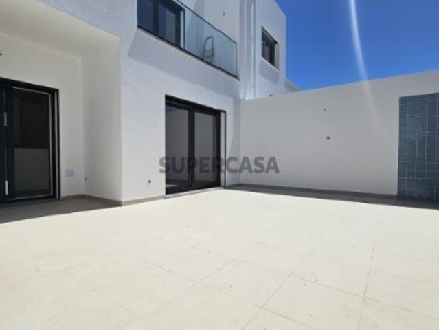 Moradia T3, com garagem, logradouros e terraço, em Castro Marim