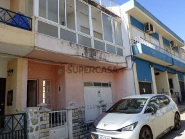 Moradia T3 com garagem, parcialmente renovada
