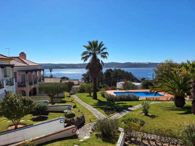 Moradia T3 com Garagem, Piscina e Vista Deslumbrante sobre a Lagoa de Óbidos