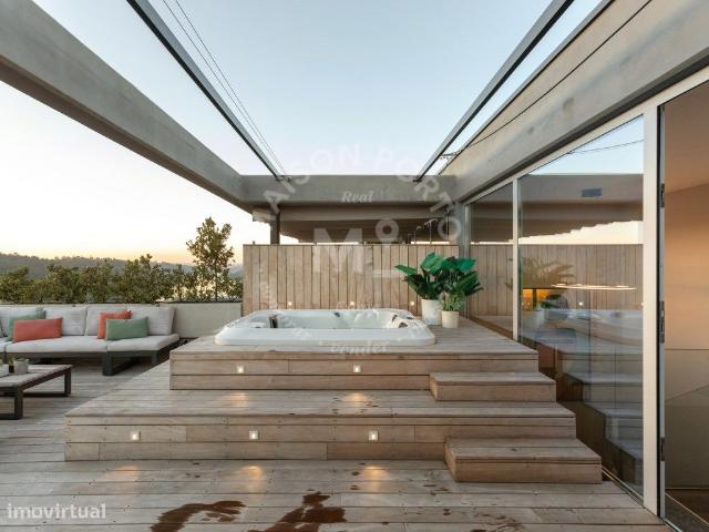 Moradia T3 com Garagem, Suite, e Terrao com Vista Rio Douro em Cov.