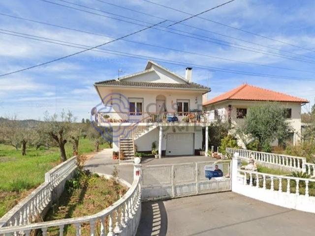 Moradia T3 com garagem, terreno e furo de água entre Tomar e. 170m² Areias e Pias
