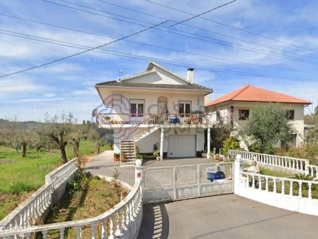Moradia T3 com garagem, terreno e furo de gua entre Tomar e Ferreira