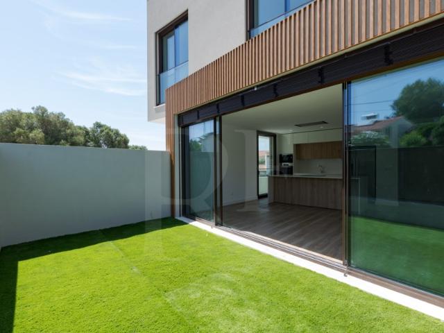 Moradia T3 com jardim e garagem em Bicesse