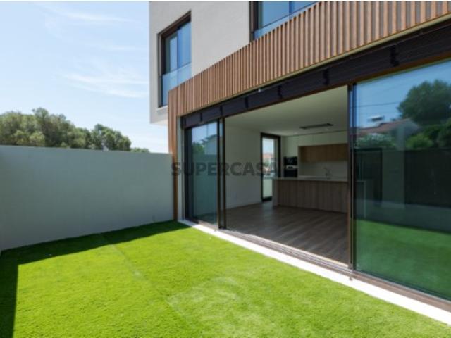 Moradia T3 com jardim e garagem em Bicesse