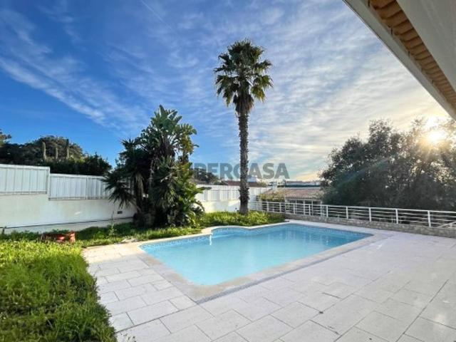 Moradia T3+2 com jardim e piscina perto do Meco, Sesimbra
