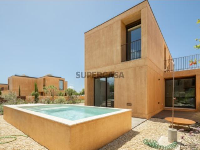 Moradia T3, com jardim, piscina e garagem, no Algarve