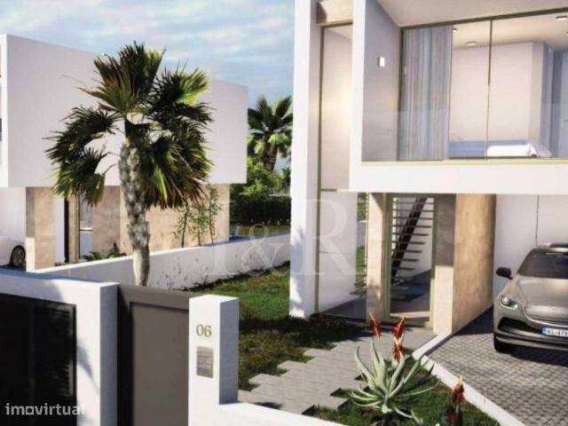 Moradia T3 com jardim, piscina e vista para a Serra de Sintra