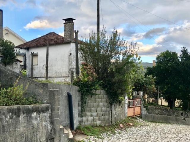 Moradia T3 com logradouro, no centro da vila de Castanheira de Pera