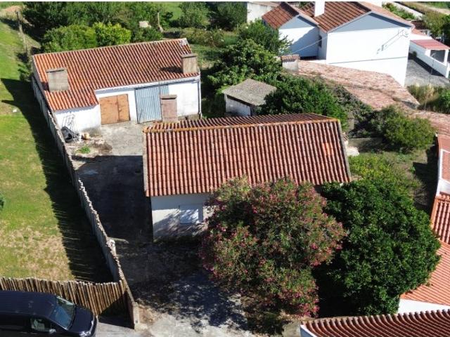 Moradia T3 com logradouro e anexos