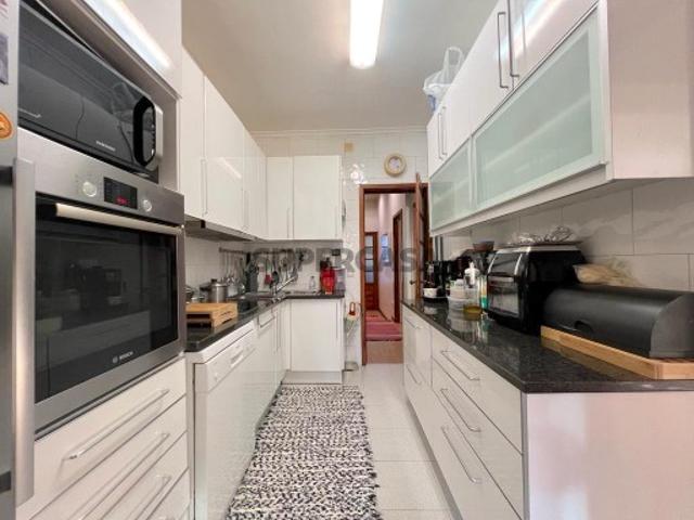 Moradia T3 com Pátio e Jardim Traseiro nas Antas, Porto