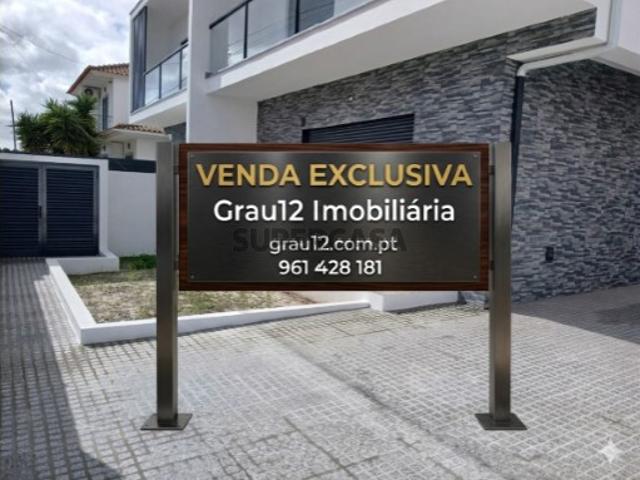 Moradia T3 com Pérgola em Fernão Ferro