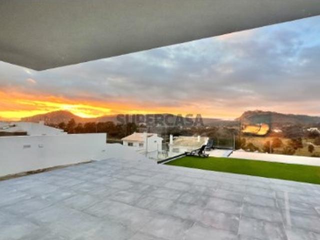 Moradia T3 com piscina infinita nos Jardins de Santiago, Setúbal