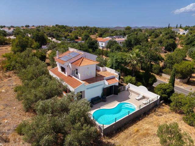 Moradia T3 com Piscina, Amplos Terraços e Vista de Campo e Mar, a 5 Minutos de Tavira