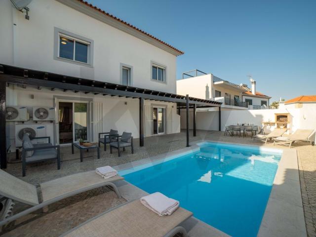Moradia T3 com piscina de água salgada para venda localizada na Vila de Alcoutim, Alcoutim, Alcoutim e pereiro