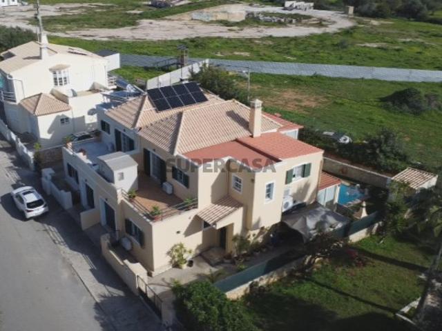 Moradia T3 com Piscina e Garagem em Tavira