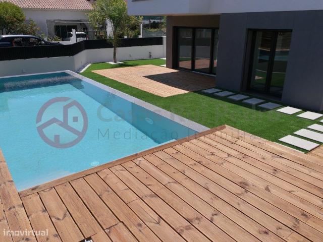 Moradia T3 com piscina, em construo, na Aroeira