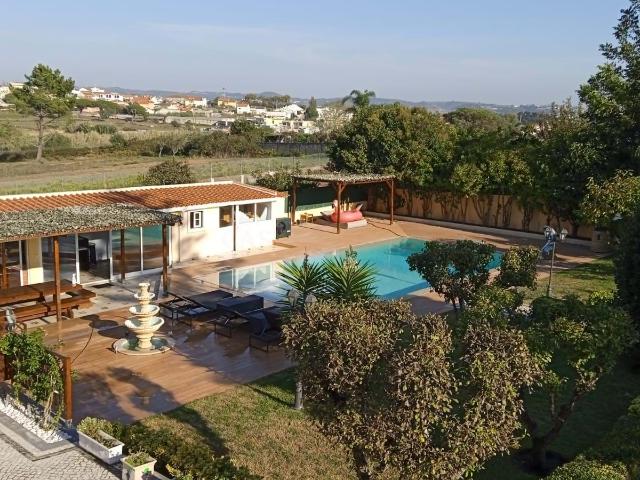 Moradia T3 com piscina e jacuzzi em Terrugem