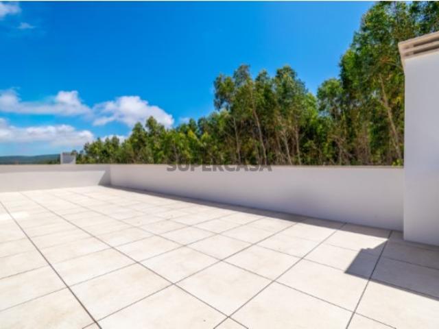 Moradia T3 com piscina, jardim, terraço na cobertura e a 5 minutos das praias